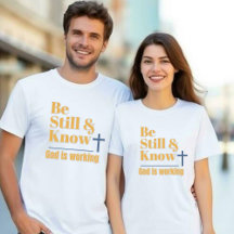 Var Still Och Vet Att Gud Arbetar Unisex T-Shirt