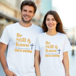 Var Still Och Vet Att Gud Arbetar Unisex T-Shirt