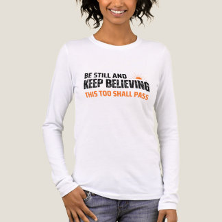 Var stilla och fortsätt tro. Även detta ska passer T Shirt