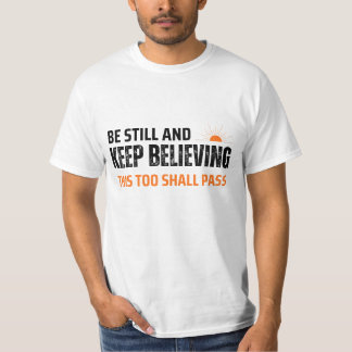 Var stilla och fortsätt tro. Även detta ska passer T Shirt