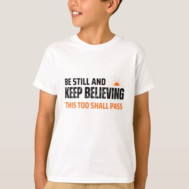 Var stilla och fortsätt tro. Även detta ska passer T Shirt (Framsida)