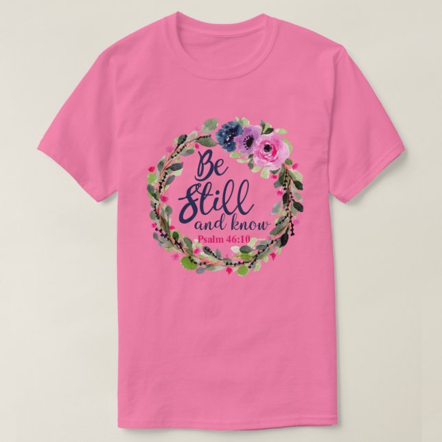 Var stilla och känn Rosa Blommigt Bible Verse Unis T Shirt (Design framsida)