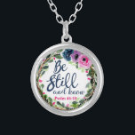 Var stilla och känn Rosans Blommigt, bibelns verse Silverpläterat Halsband<br><div class="desc">Var stilla och känn i blått och rosa skript, på vit bakgrund. Den här utformningen bygger på bibeln Psalm 46:10"Var stilla och vet att jag är Gud". Bära den här biet av smycken på de dagar då du behöver en påminnelse om själen för att vara tyst, släpp och lita på...</div>