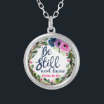 Var stilla och känn Rosans Blommigt, bibelns verse Silverpläterat Halsband<br><div class="desc">Var stilla och känn i blått och rosa skript, på vit bakgrund. Den här utformningen bygger på bibeln Psalm 46:10"Var stilla och vet att jag är Gud". Bära den här biet av smycken på de dagar då du behöver en påminnelse om själen för att vara tyst, släpp och lita på...</div>