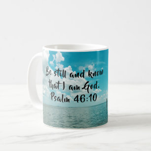 Var stilla och känn Sjö med Scripture Mugg