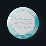 Var stilla och känn vackra, kristna bibelversen knapp<br><div class="desc">Vackra blå och vita himmelska moln omger denna vackra,  inspirerande bibelverse. Var stilla och veta att jag är Gud. 46:10. Detta kristna citat ger mig alltid fred och lugn.  den här söt religiösans kristendomsgåva med kamrater och vänner för att gå med dem i bön och frid.</div>
