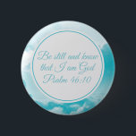 Var stilla och känn vackra, kristna bibelversen knapp<br><div class="desc">Vackra blå och vita himmelska moln omger denna vackra,  inspirerande bibelverse. Var stilla och veta att jag är Gud. 46:10. Detta kristna citat ger mig alltid fred och lugn.  den här söt religiösans kristendomsgåva med kamrater och vänner för att gå med dem i bön och frid.</div>
