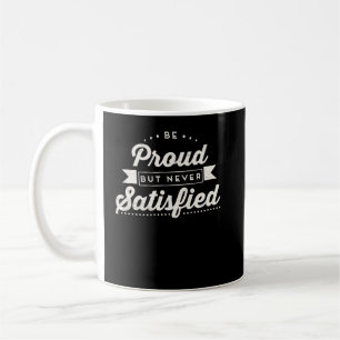 Var stolt men aldrig nöjd med motivation kaffemugg