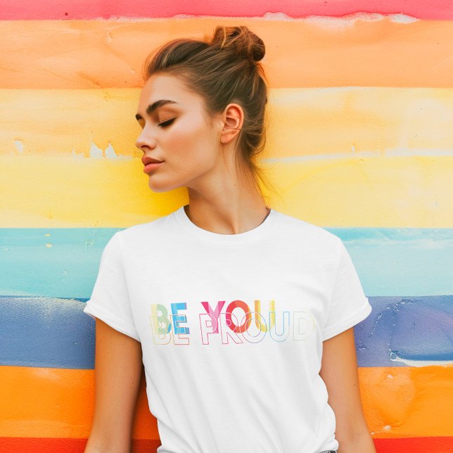 Var stolt över Roligten LGBTQ Rainbow Heart Monogr T Shirt (Be You Be Proud Fun LGBTQ Rainbow Heart Monogram T-Shirt (Front))