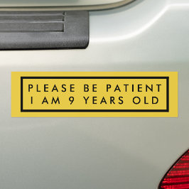 Var tålmodig, jag är 9 år gammal Gult Bildekal