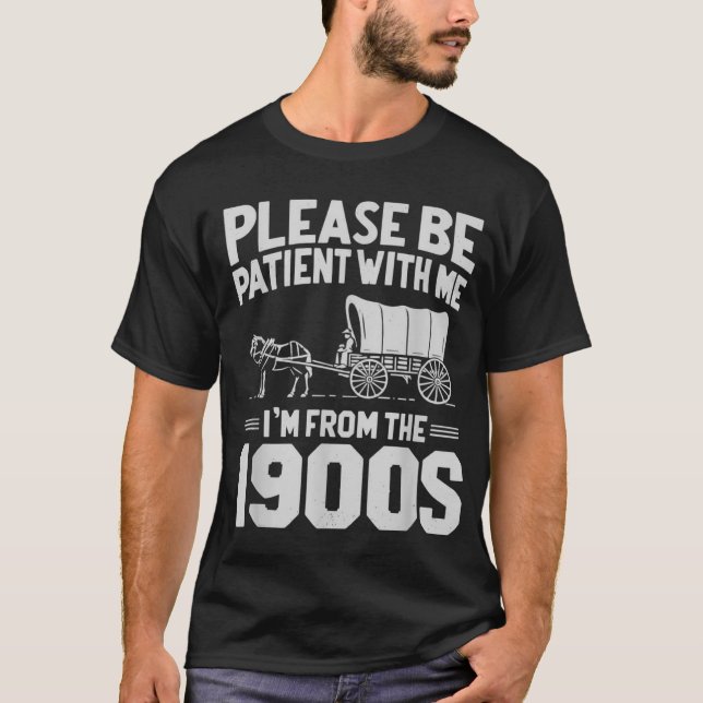 Var tålmodig med mig. Jag är från 1900-talets gift T Shirt (Framsida)