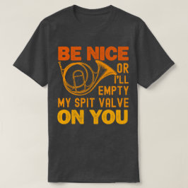 Var trevlig, annars ska jag tömma min sprit på dig t shirt