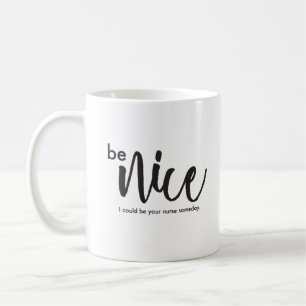 Var trevlig, mig kunde vara din sjuksköterska kaffemugg