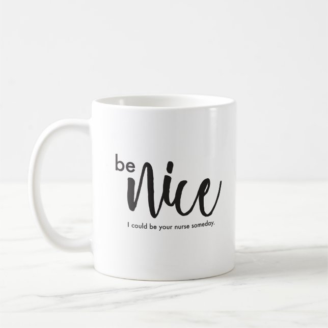 Var trevlig, mig kunde vara din sjuksköterska kaffemugg (Vänster)