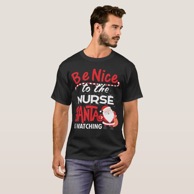 Var trevlig till sjuksköterskan som Santa håller T Shirt (Hel framsida)