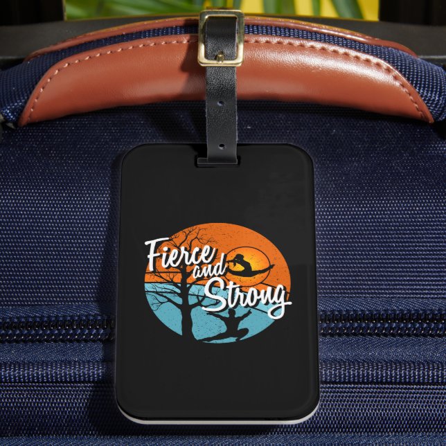 Var våldsam, var stark kvinnans gymnastika bagagebricka (Framsida Insitu 2)