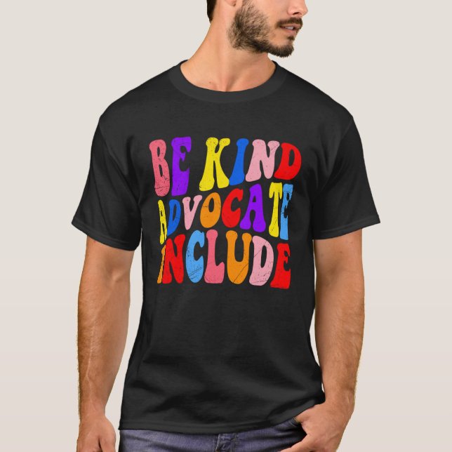 Var vänlig advokat inkluderar acceptansmedvetenhet t shirt (Framsida)