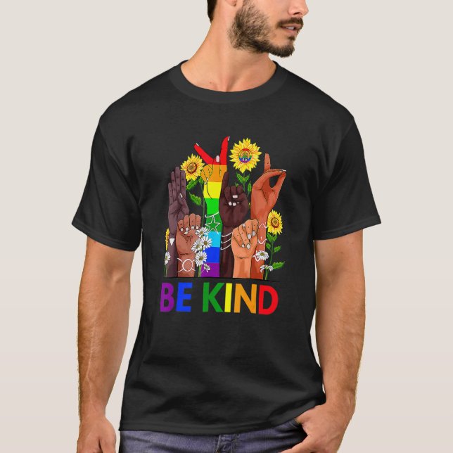 Var vänliga och skriv språk Hand och prata Lgbtq+  T Shirt (Framsida)