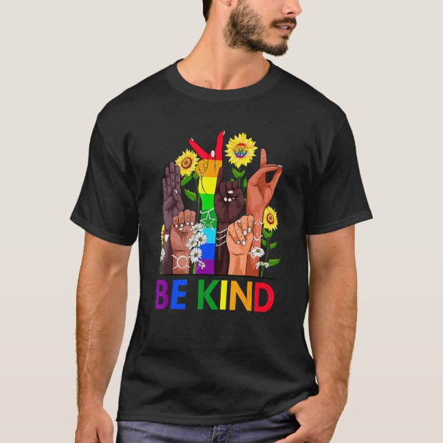 Var vänliga och skriv språk Hand och prata LGBTQ+  T Shirt (Framsida)