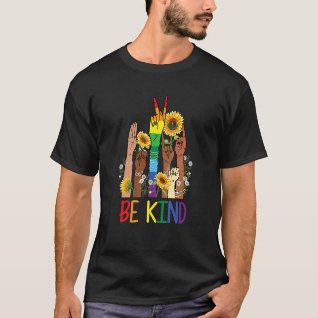 Var vänliga och skriv språk Hand och prata LGBTQ+  T Shirt (Framsida)