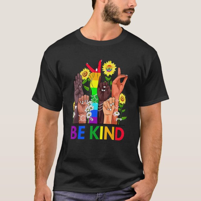 Var vänliga och skriv språk Hand och prata LGBTQ+  T Shirt (Framsida)