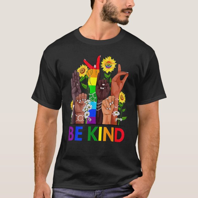 Var vänliga och skriv språk Hand och prata LGBTQ+  T Shirt (Framsida)