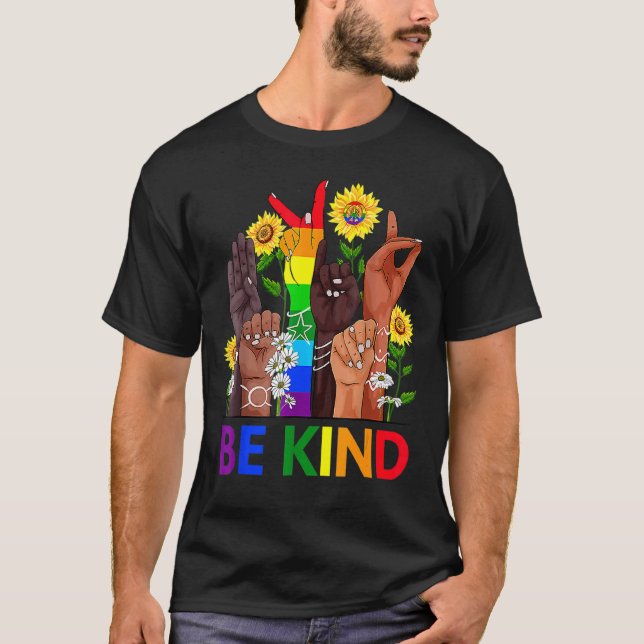 Var vänliga och skriv språk Hand och prata LGBTQ+  T Shirt (Framsida)
