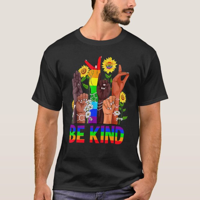 Var vänliga och skriv språk Hand och prata Lgbtq+  T Shirt (Framsida)
