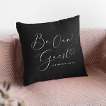 Var vår Anpassningsbar Text Modern Elegant Black Kudde<br><div class="desc">Gör din Airbnb eller säng och frukost till den mest kozista kvar med det här välkomnande dekorativ kudde! ✨ med en modern snyggt med "Var vår gäst" i trendigets skript är det perfekten att få gästerna att känna höger hemma. Dessutom kan du anpassa den med din familj namn eller ett...</div>
