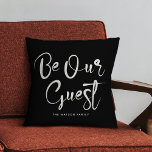 Var vår gästvänliga Anpassningsbar Text Family Mod Kudde<br><div class="desc">Modern trendig-manusgrafi med texten "Var vår gäst" på eleganten och elfenben dekorativ kudde,  perfekt att välkomna gäster till ditt hem,  semesterhyra eller säng och frukost.</div>