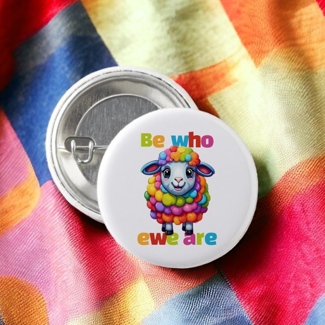 Var vem vi är, regnbågsfår knapp (Be who ewe are Rainbow Sheep Buttons from Ricaso. A cute sheep be who you are LGBT gay pride pin)