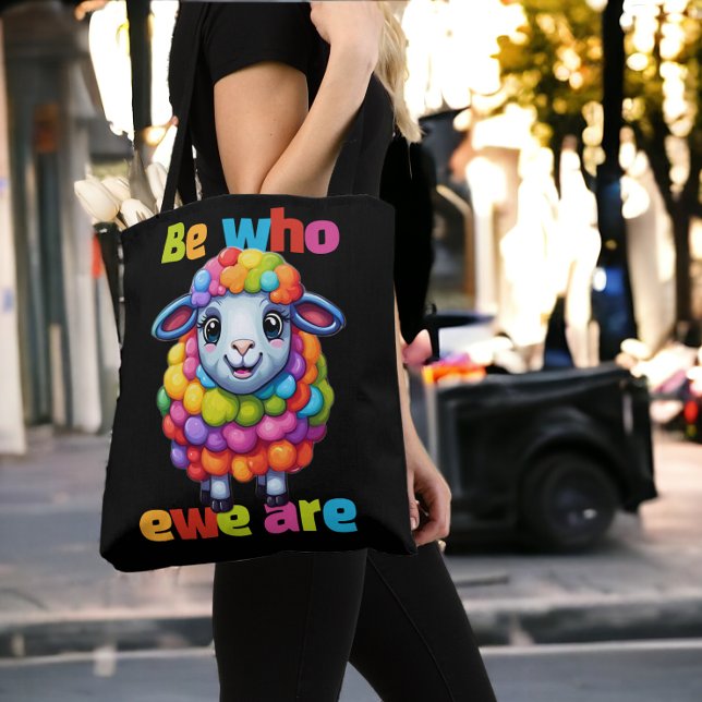 Var vem vi är, regnbågsfår tygkasse (Be who ewe are Rainbow Sheep Tote Bags from Ricaso. LGBT gay pride cute be who you are colorful lamb)