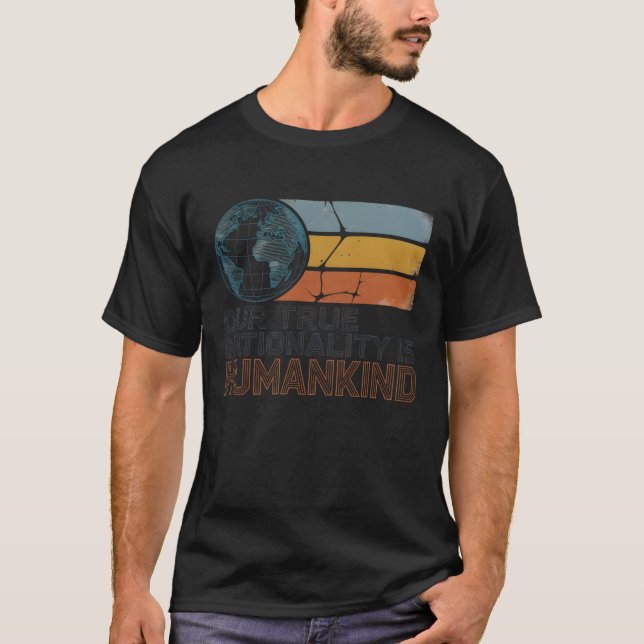 VÅR VERKLIGA NATIONALITET ÄR MÄNSKLIG T SHIRT (Framsida)