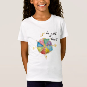 Var vilden på hjärtacitationstecknet med färgri tee shirt
