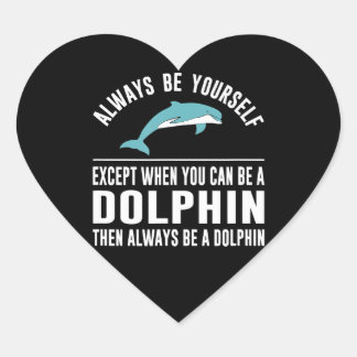 vara dig själv utom när du kan vara delfin hjärtformat klistermärke