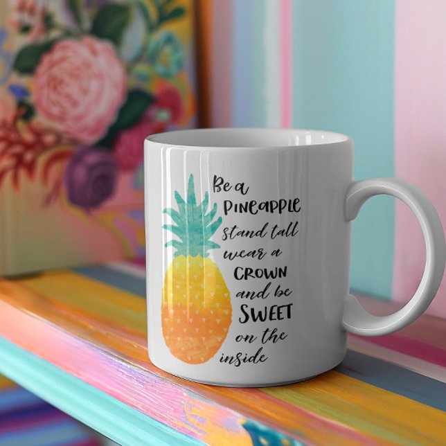 Vara en ananas inspirationstext för vattenfärgstyp kaffemugg (Remember to stay sunny and quirky all year around with this fresh, original designed mug.)