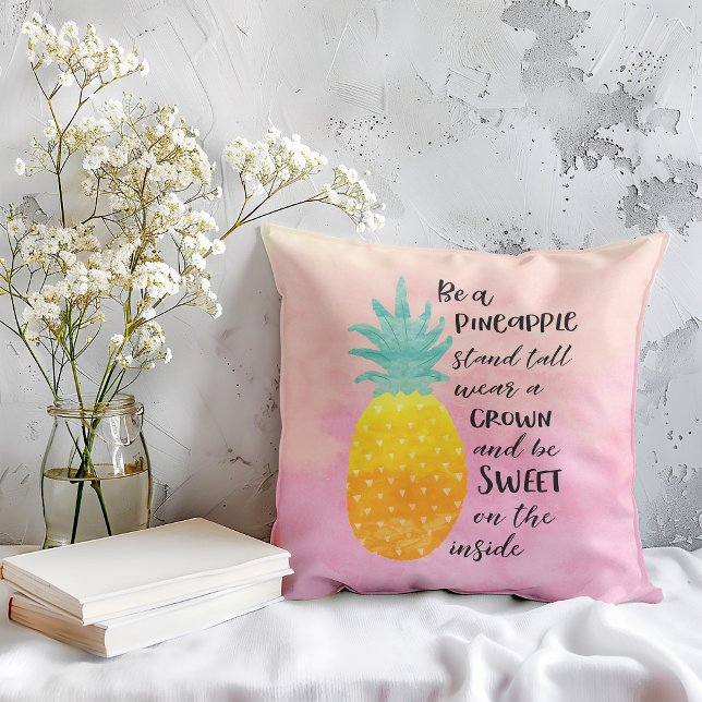 Vara en ananas inspirationstext för vattenfärgstyp kudde (The illustration of a pineapple with an inspirational quote on a pillow will brighten up any space.)