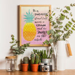 Vara en ananas inspirationstext för vattenfärgstyp poster<br><div class="desc">Var en ananas Poster - poster för vattenfärgstypografi citattecken. Bakgrunden är vattenfärgsbas i skuggor av gult och rosa. En ananas illustration med citatet: " En ananas, en hög, en bära om krona och söt på insidan." Påminn dig om din kärlek för all tropisk sak med denna fantastiska poster. Kom ihåg...</div>
