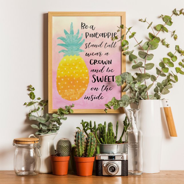 Vara en ananas inspirationstext för vattenfärgstyp poster (Remember to stay sunny and quirky all year around with this funny poster.)