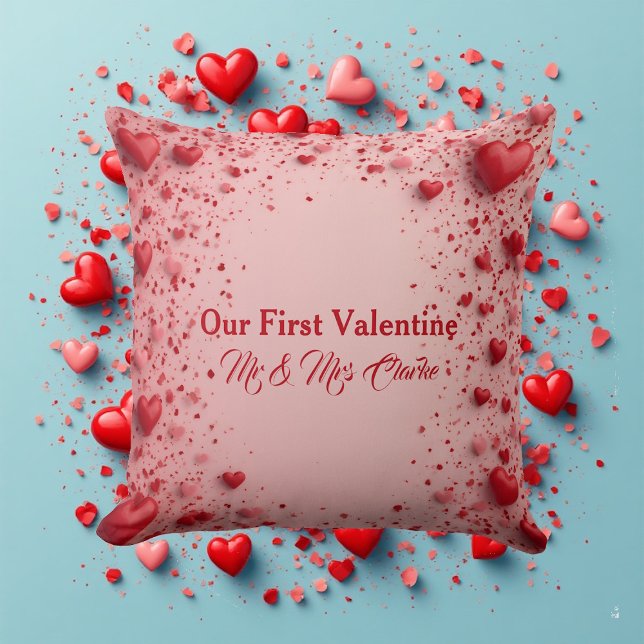 Våra Första Alla hjärtans dag Herr & Fru Romantisk Kudde (Our First Valentine Mr & Mrs Romantic Hearts Throw Pillow)