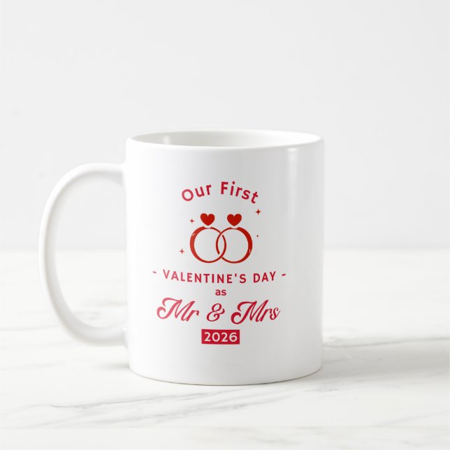Våra Första Alla Hjärtans Dag som Herr & Fru 2026 Kaffemugg (Vänster)