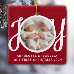 Våra första juldagar - Twillingarna Photo Red Keep Julgransprydnad Keramik<br><div class="desc">Den här söta Twillingarna Första julfoto Ornament dekoreras med ord JOY i snyggt skripttypografi på röd bakgrund. Anpassade enkelt med ditt foto,  namn och år.</div>