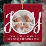 Våra första juldagar - Twillingarna Photo Red Keep Julgransprydnad Keramik<br><div class="desc">Den här söta Twillingarna Första julfoto Ornament dekoreras med ord JOY i snyggt skripttypografi på röd bakgrund. Anpassade enkelt med ditt foto,  namn och år.</div>