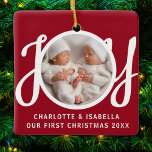 Våra första juldagar - Twillingarna Photo Red Keep Julgransprydnad Keramik<br><div class="desc">Den här söta Twillingarna Första julfoto Ornament dekoreras med ord JOY i snyggt skripttypografi på röd bakgrund. Anpassade enkelt med ditt foto,  namn och år.</div>