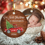 Våra första julmorföräldrar Wood Lastbil PHOTO Julgransprydnad Keramik<br><div class="desc">Modern penselskript vår första jul som morföräldrar Watercolor Vintage Red Lastbil med Julgran ornament - Rustic Land Wood Print - Photo Back</div>