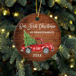 Våra första julmorföräldrar Wood Red Lastbil Julgransprydnad Keramik<br><div class="desc">Modern penselskript vår första jul som morföräldrar Watercolor Vintage Red Lastbil med Julgran ornament - Rustic Land Wood Print Print</div>