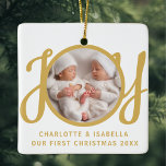 Våra första jultider - Twillingarna Photo Keepsak Julgransprydnad Keramik<br><div class="desc">De här söta Twillingarnas första julfoto Ornament dekoreras med ord JOY i guld,  snyggt-manustypografi på vit bakgrund. Anpassade enkelt med ditt foto,  namn och år.</div>
