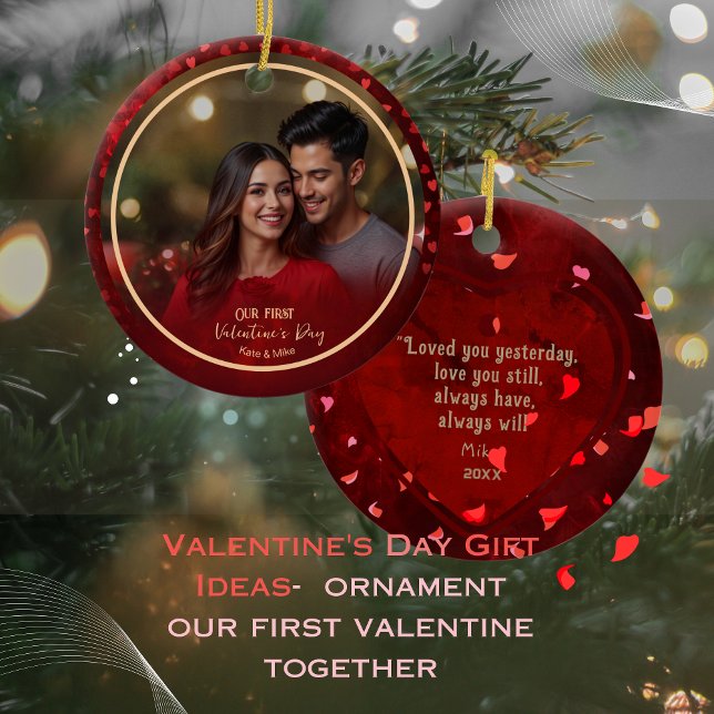 Våra första Valentine Photo RED Hearts par Julgransprydnad Keramik (Our First Valentine Photo RED Hearts Couple Ceramic Ornament)