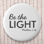 Vara ljuset | Matthew 5:14 Bible Verse Christian Knapp<br><div class="desc">Kristian scripture har en enkel,  snyggt teckentabell med bibelvern "Be the Light - Matthew 5:14" i modern minimalistisk typografi i svart. Det här trendiget är den moderna trosdesignen perfektens gåva och mode påstående. | #christian #religion #scripture #religion #bible #jesus #bethelight</div>