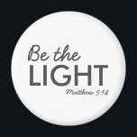 Vara ljuset | Matthew 5:14 Bible Verse Christian Magnet<br><div class="desc">Kristian scripture har en enkel,  snyggt teckentabell med bibelvern "Be the Light - Matthew 5:14" i modern minimalistisk typografi i svart. Det här trendiget är den moderna trosdesignen perfektens gåva och mode påstående. | #christian #religion #scripture #religion #bible #jesus #bethelight</div>